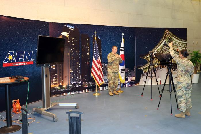 캠프 험프리스 안에 지어진 AFN Korea 스튜디오에서 미군 장병들이 영상을 찍고 있다. 조종원 기자