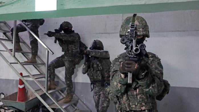 육군50보병사단 낙동강여단 장병들이 전투기술 숙달 훈련 중 암전된 지하공동구에서 주변을 경계하며 이동하고 있다. 부대 제공