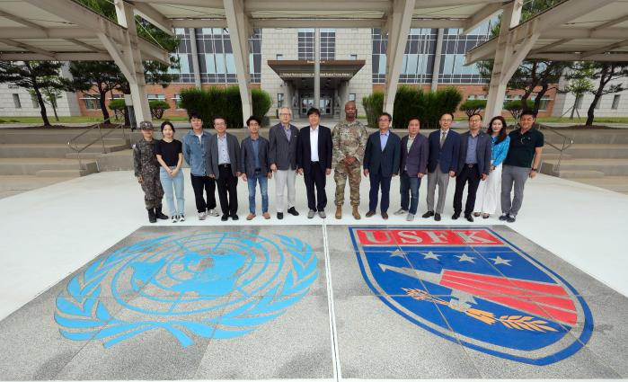 AFN Korea를 방문한 채일 국방홍보원장과 홍보정책자문위원들이 아이작 테일러(육군대령) 주한미군사령부 공보실장과 함께 기념사진을 찍고 있다.