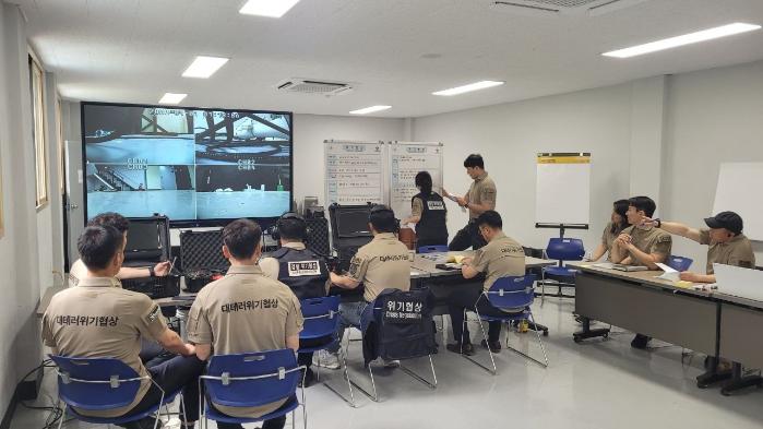 군·경 대테러위기협상팀이 지난달 28~31일 진행된 합동훈련에서 테러범과 협상하는 상황을 가정해 훈련하고 있다. 부대 제공