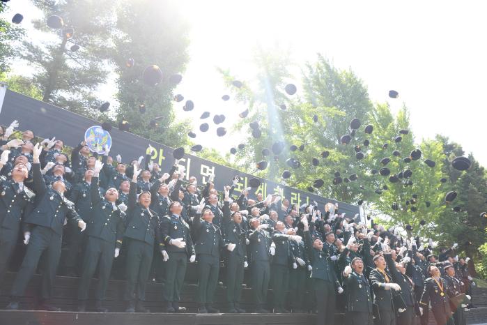 육군특수전학교 특전부사관 255기들이 베레모를 하늘로 던지며 임관을 자축하고 있다.