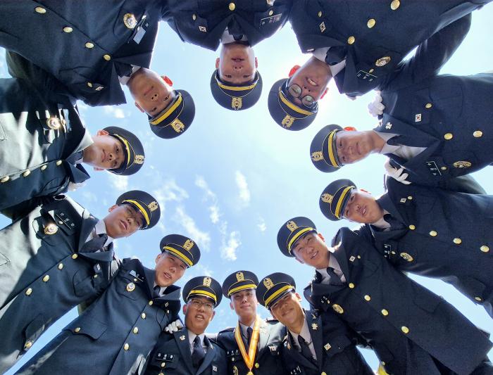 육군부사관학교 양성 24-1기 부사관 임관식에서 신임 부사관들이 기념사진을 찍고 있다.