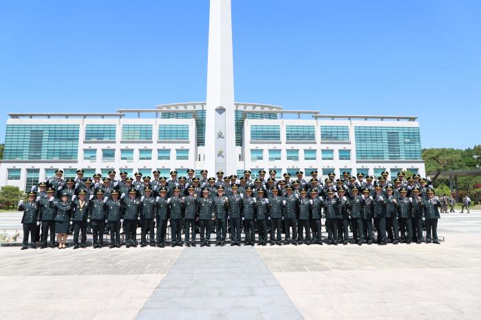 육군학생군사학교에서 진행된 기술행정 준사관 168기 임관식에서 신임 준사관들이 파이팅을 외치고 있다.