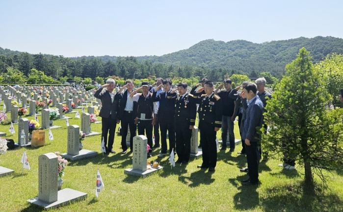 육군1보병사단 3소대 돌풍막강전우회원들이 현충일을 나흘 앞둔 2일 국립대전현충원을 찾아 참배하고 있다.