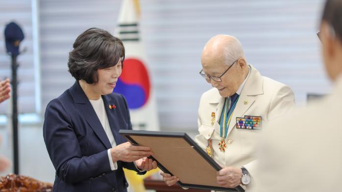 국가보훈부는 나라를 위해 헌신한 국가유공자에 대한 예우를 강화하고 있다. 사진은 강정애(왼쪽) 보훈부 장관이 지난 1월 손희원 6·25참전유공자회장에게 ‘영웅의 제복’ 액자를 헌정하는 모습.