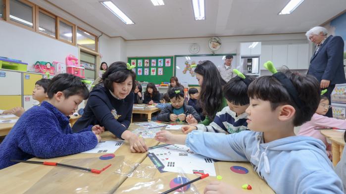 지난 3월 서울갈현초등학교에서 늘봄학교 일일강사로 나선 강정애 장관.