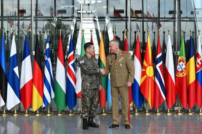 지난달 14일 벨기에 브뤼셀 나토 본부에서 개최된 제2차 한-NATO 군사참모대화에서 강동구(왼쪽) 합참 전략기획부장이 대시앙-디베리우 세르반(루마니아 육군소장) NATO 협력안보부장과 악수하고 있다. 합참제공