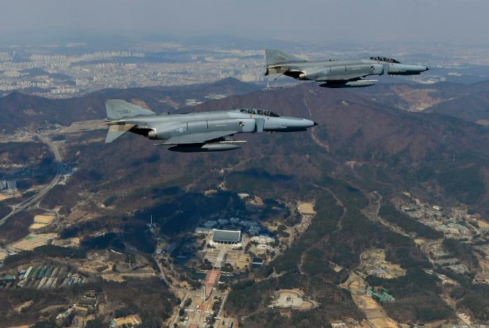 이왕근 주콜롬비아 한국대사가 공군참모총장 시절 F-4 팬텀 편대를 지휘비행하며 천안 독립기념관 상공을 비행하고 있다.