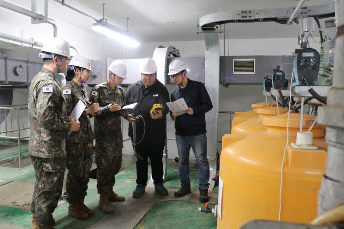 국군포천병원과 산업안전보건공단 관계자들이 병원 내 오·폐수처리장을 점검하고 있다. 부대 제공