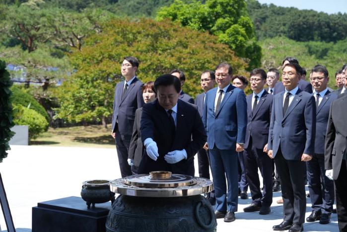 정재관(맨 앞) 이사장을 비롯한 군인공제회 임직원들이 4일 국립서울현충원을 찾아 참배하고 있다. 군인공제회 제공