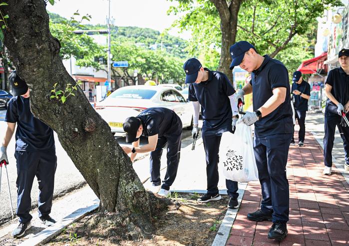 4일 단체 플로깅에 나선 해군교육사 기술행정학교 추진기관학과 교관·교육생들이 경남 창원시 진해구 일대 도로에서 쓰레기를 줍고 있다. 부대 제공