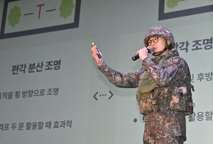 4일 개최된 ‘강한 전사, 육군! 발표 경연대회’에서 51보병사단 임대희 일병이 ‘트라이앵글’이라는 주제로 발표하고 있다.