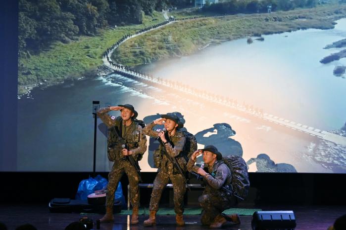 55보병사단 김종은 상병 등 3명이 ‘가치, 다같이!’라는 주제로 역할극을 선보이고 있다.