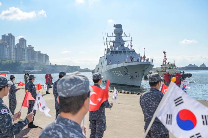 4일 튀르키예 해군 초계함 크날르아다함이 해군작전사 장병들의 환대 속에 부산작전기지에 입항하고 있다. 부대 제공