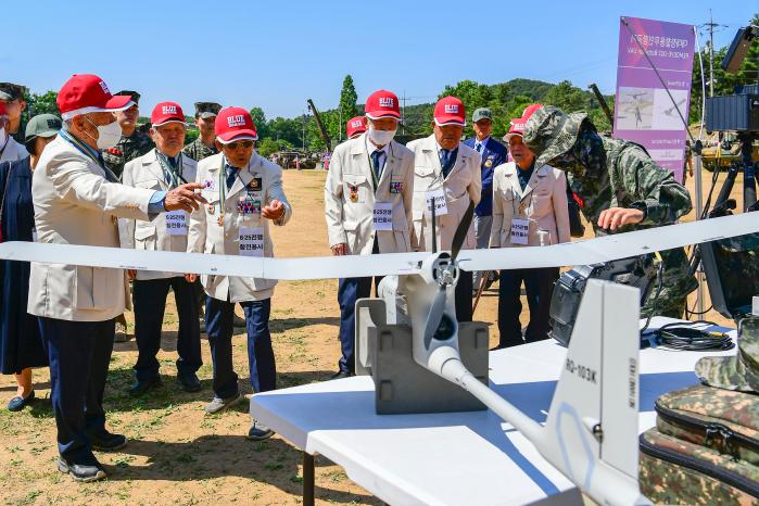 4일 해병대2사단을 방문한 6·25전쟁 및 베트남전쟁 참전용사들이 무인항공기(UAV)를 둘러보고 있다. 부대 제공