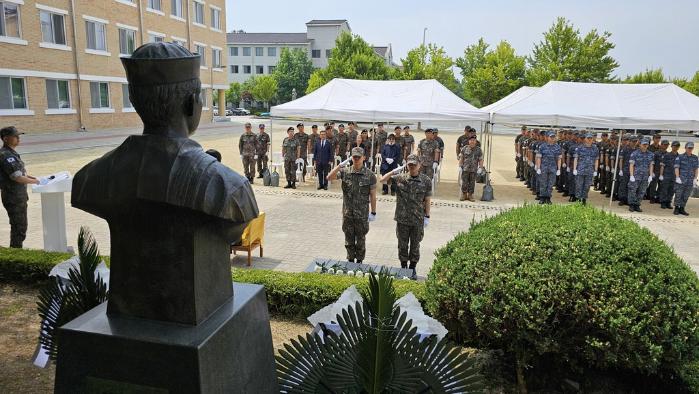 국군의무학교가 5일 진행한 추모 행사에서 특기병 교육을 받고 있는 해군 장병들이 고 박동혁 병장의 흉상에 헌화·경례하고 있다. 부대 제공