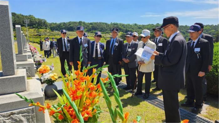 갑종장교전우회 회원들이 호국보훈의 달을 맞아 국립대전현충원에서 추모 행사를 하고 있다. 전우회 제공