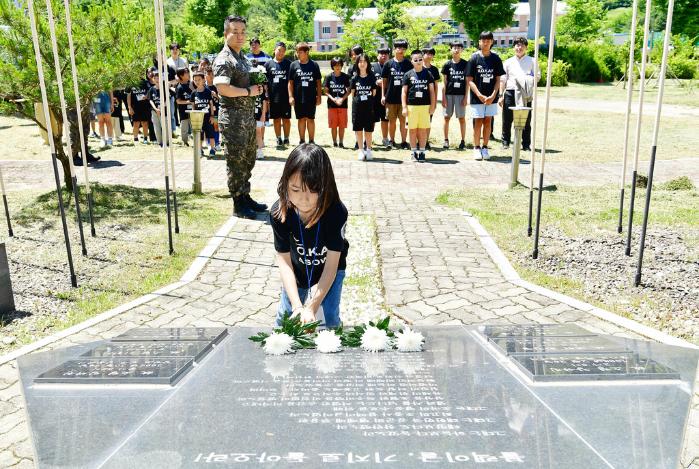 공군항공지원작전단 병영체험교육에 참여한 교학초등학교 학생이 블랙이글스 추모공원에서 헌화하고 있다. 부대 제공