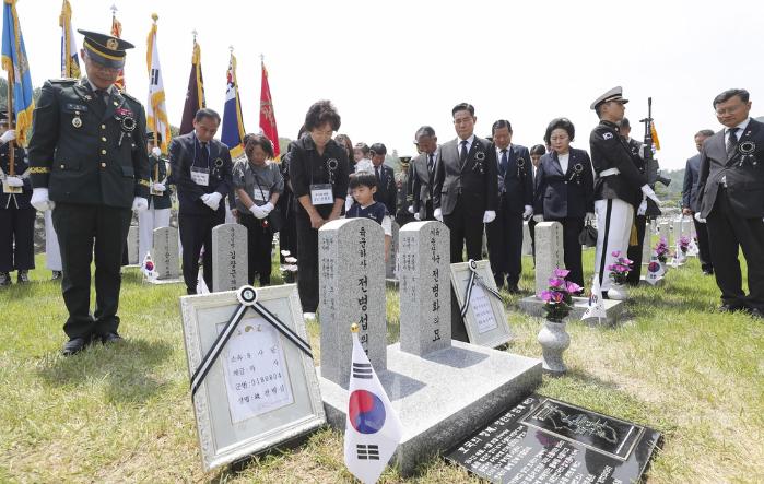 5일 서울 동작구 국립서울현충원에서 신원식 국방부 장관 주관으로 거행된 ‘호국의 형제 6호 안장식’에서 신 장관과 유가족들이 함께 묵념을 하고 있다. 사진=이경원 기자