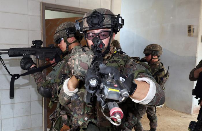 육군수도방위사령부 조우전 경연대회에 참가한 장병들이 대항군을 수색하고 있다.