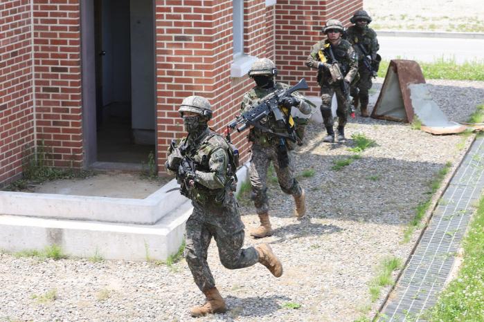 경연대회 중 기동하는 장병들.