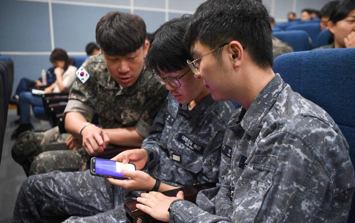 해군군수사령부 군인기본자세 확립 초빙강연에 참석한 장병들이 휴대전화를 활용해 음주운전 시뮬레이터를 체험하고 있다. 부대 제공