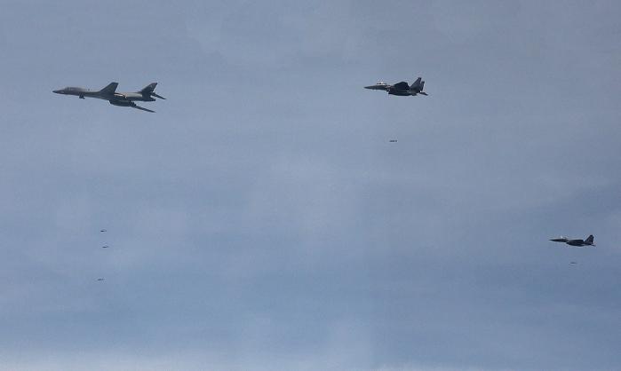 5일 진행된 한미연합 공중훈련에서 우리 공군 F-15K 전투기(가운데·뒤)와 미 B-1B 전략폭격기(앞)가 합동정밀직격탄(JDAM)을 투하하고 있다. 국방부 제공