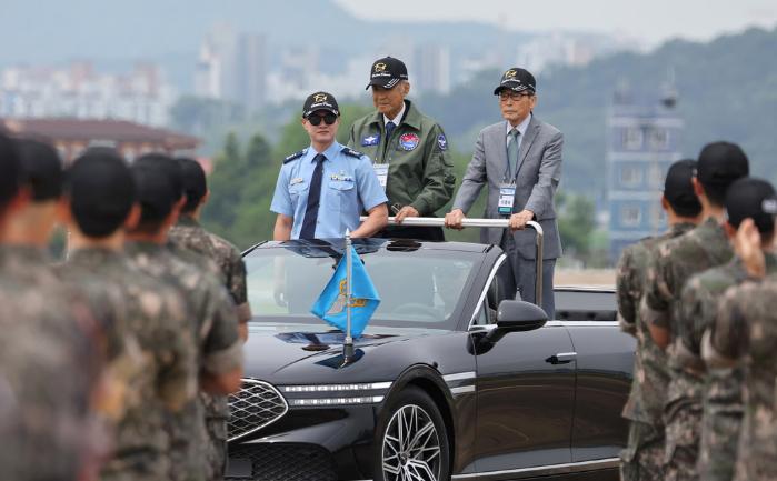 지난 7일 열린 F-4E 팬텀Ⅱ 전투기 퇴역식에서 F-4D 팬텀 첫 도입 당시 조종사인 이재우(뒷줄 왼쪽) 예비역 소장과 정비사로 활약했던 이종옥(뒷줄 오른쪽) 예비역 준위가 행사장으로 이동하고 있다. 조종원 기자