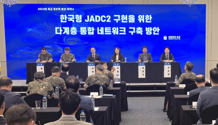 지난 7일 서울 용산 로카우스호텔에서 열린 ‘2024년 정보화 발전 세미나’에서 군-산-학-연 전문가들이 패널 토의를 하고 있다. 육군 제공