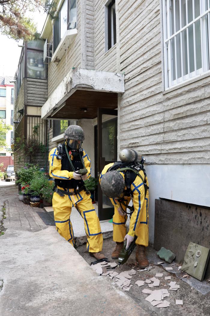 9일 북한이 살포한 오물풍선이 발견된 서울 종로구 구기동 주택가에서 육군수도방위사령부 예하 56보병사단 화생방신속대응팀이 내용물을 탐지하고 있다.