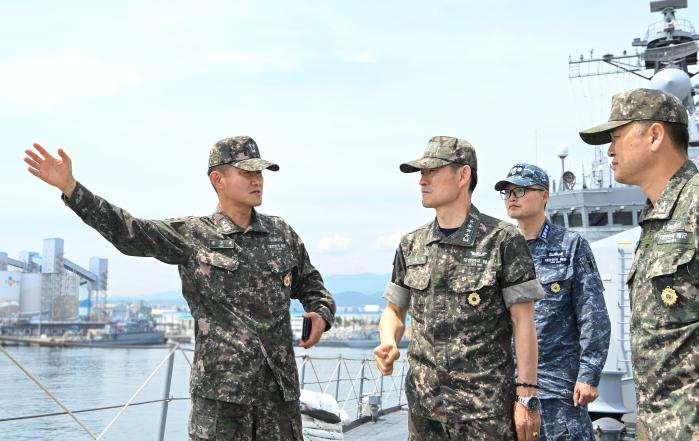 양용모(왼쪽 둘째) 해군참모총장이 지난 7일 동해 최일선에서 임무를 수행 중인 광개토대왕함을 방문해 박규백(맨 왼쪽) 1함대사령관으로부터 작전 현황을 보고 받고 있다. 해군 제공