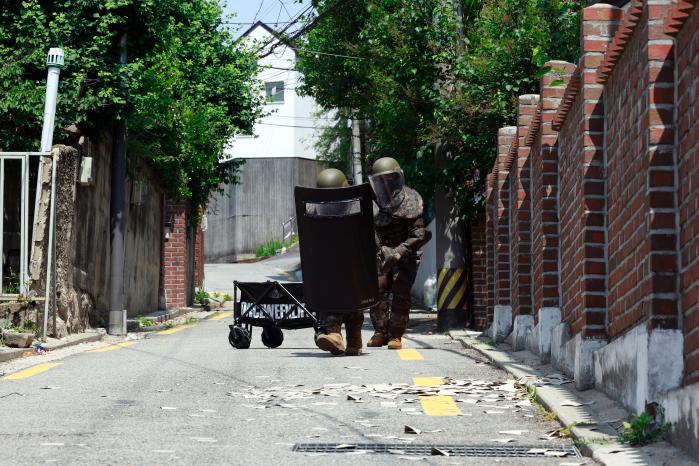 육군수도방위사령부 예하 56보병사단 위험성폭발물개척팀 장병들이 9일 서울 종로구 구기동 주택가에서 북한이 살포한 오물풍선의 위험성 확인을 위해 진입하고 있다. 김병문 기자