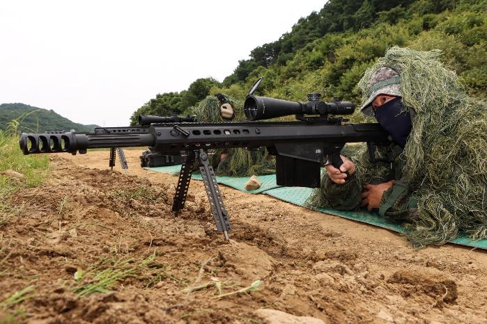 경기도 파주시 무건리사격장에서 열린 육군32보병사단 대물저격소총 실거리 사격 훈련에서 저격수가 M107A1 사격을 하고 있다. 사진 제공=황의현 중위