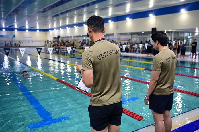 해군특수전전단 장병들이 제18회 창원시 장애인 곰두리 수영대회에서 봉사활동을 하고 있다. 부대 제공