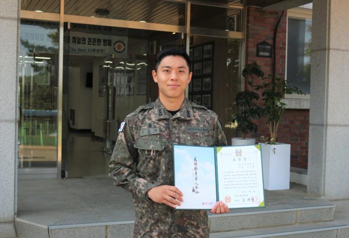 교통사고 현장에서 사고자를 대피시킨 육군1군단 방공단 이승휘 대위. 부대 제공