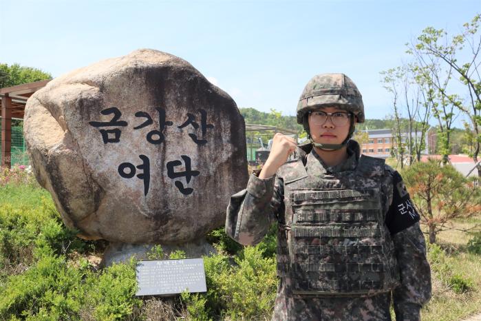 의식을 잃고 길에 쓰러진 시민을 구조한 육군22보병사단 금강산여단 나누리 일병. 부대 제공