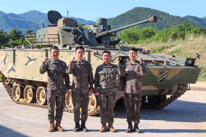 교통사고 현장을 통제하고 사고자를 대피시킨 육군11기동사단 결전여단 장병들. 왼쪽부터 안재룡 소령, 배성훈 대위(진), 김대경 대위, 홍진혁 대위(진). 사진 제공=홍유현 중사