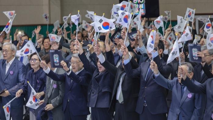 10일 열린 제98주년 6·10만세운동 기념식에서 참석자들이 만세삼창을 하고 있다. 보훈부 제공