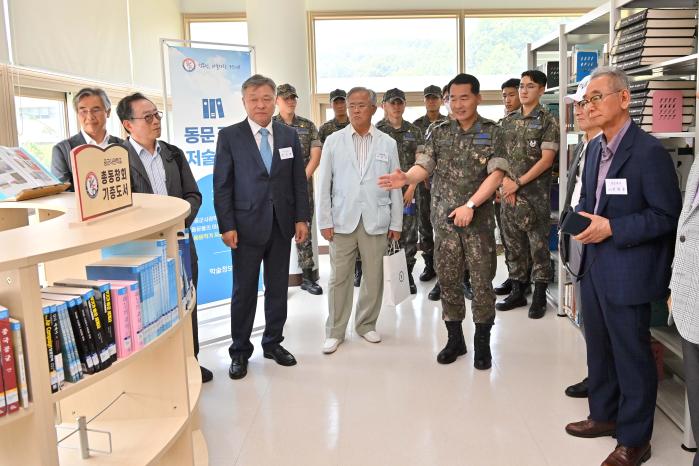 공승배(소장·오른쪽 둘째) 공군사관학교장이 10일 동문 작가들에게 학술정보원을 설명하고 있다. 부대 제공