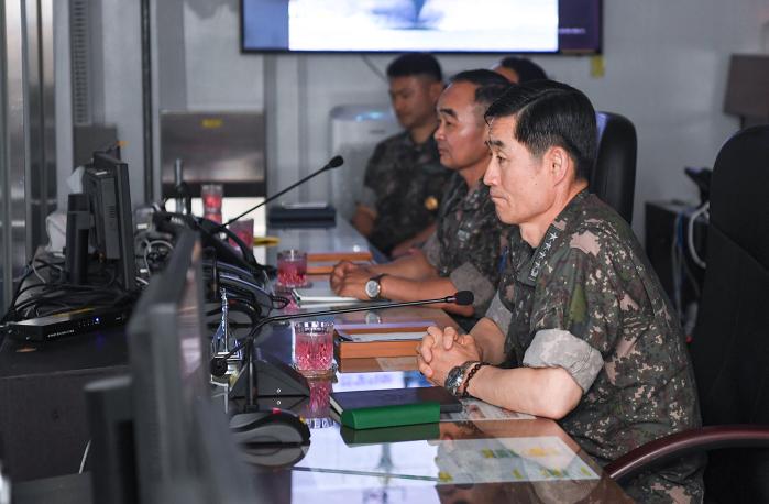 11일 해군인천해역방어사령부를 방문한 양용모 해군참모총장이 지휘통제실에서 접적해역의 적 활동을 보고받고 있다. 해군 제공