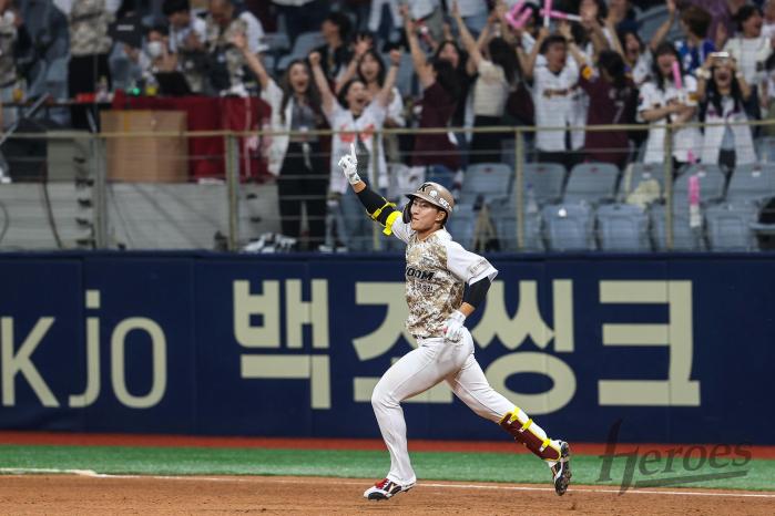 키움 히어로즈 원성준이 지난 7일 서울 고척스카이돔에서 열린 삼성 라이온즈와의 경기에서 홈런을 친 뒤 관중의 환호 속에 데뷔 첫 홈런을 의미하는 세리머니를 하며 달리고 있다. 키움 히어로즈 제공