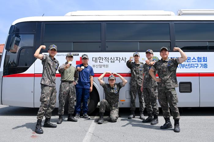 공군5공중기동비행단 장병들이 11일 사랑의 헌혈운동에 참여한 후 헌혈증서를 들어 보이고 있다. 사진 제공=곽한빛 하사