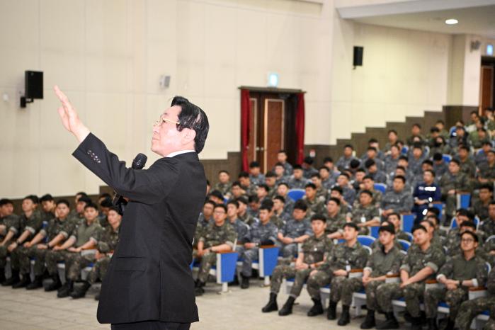 양병기 명예 해군발전자문위원이 12일 해군3함대 보화관 대강당에서 ‘남북한 분단 80년의 회고와 통일의 전망’을 주제로 안보강연을 하고 있다. 부대 제공