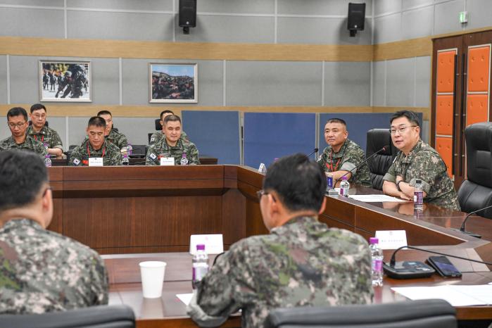 해군·해병대 지속 지원 관계관들이 12일 해병대사령부에서 개최된 ‘해군·해병대 지속 지원 공조 회의’를 하고 있다. 해군 제공