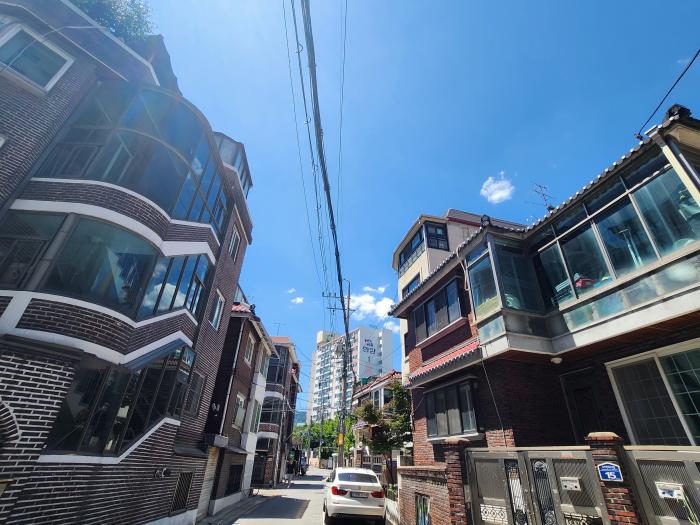 붉은 벽돌의 다세대 주택들.