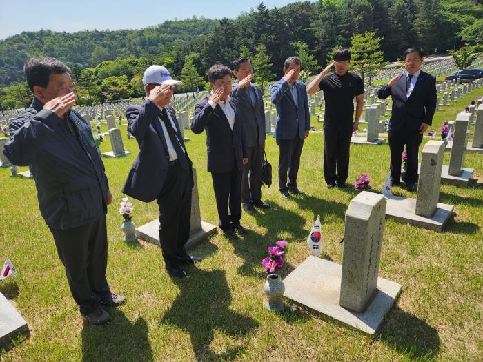 육군인사병과동우회 회원들이 서울 동작구 국립서울현충원을 방문해 영면해 있는 병과 선배 전우에게 거수경례를 하고 있다. 동우회 제공