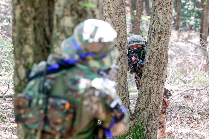 13일 육군32보병사단에서 열린 최정예 백룡 기동타격 최우수 부대 선발 경연대회에서 독수리여단 기동중대 장병이 대항군과 조우하고 있다.