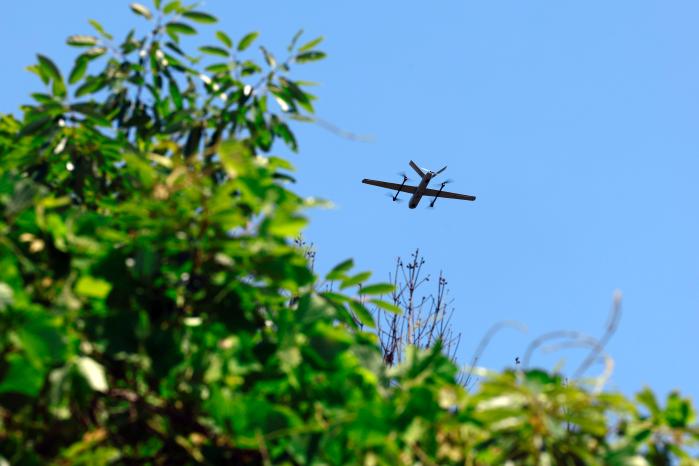 대항군을 찾기 위해 비행 중인 수직이착륙 드론.