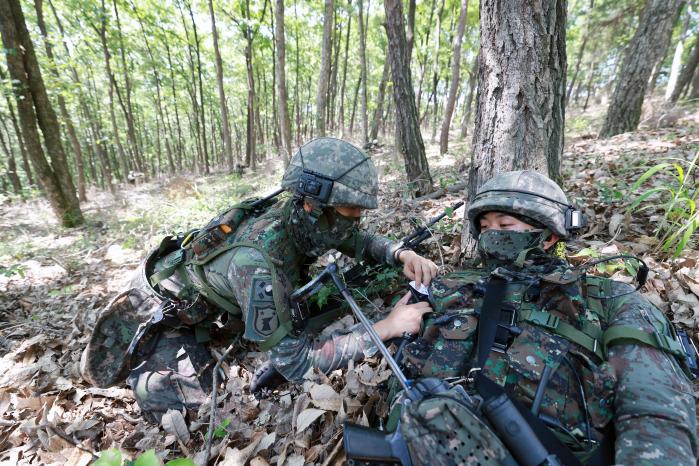 전투 중 발생한 환자에게 전투부상자처치를 하는 모습.