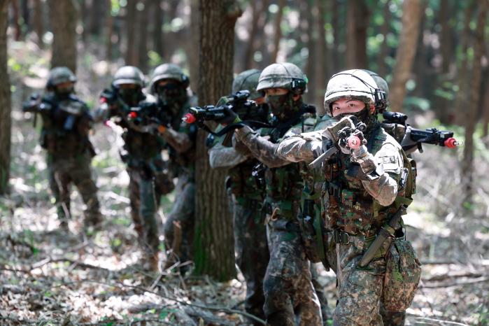 줄지어 대항군을 수색하는 독수리여단 기동중대 장병들.